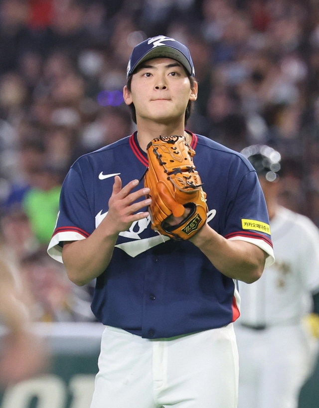 지난 9일 일본 도쿄돔에서 열린 2026 월드베이스볼클래식(WBC) C조 조별리그 최종전 대한민국과 호주의 경기. 8회말 교체된 조병현이 추가 실점을 막으며 이닝을 마무리한 뒤 박수를 치고 있다. 연합뉴스