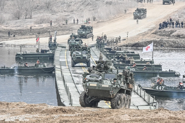 14일 경기도 연천군 일대에서 실시된 한미연합 제병협동훈련에서 미 스트라이커 장갑차가 한국군 자주도하장비 수룡(KM3)과 미국 개량형 전술부교(IRB)가 결합한 연합부교를 통해 도하하고 있다. 육군 제공
