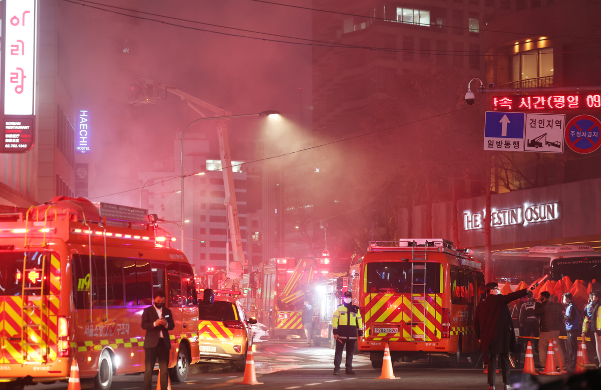 서울 소공동 화재 3시간 25분만에 완진…3명 의식 불명