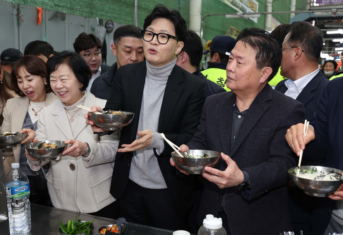  한동훈 “조국, 대통령에 아첨하면 부산 말고 군산에 보내줄 것 같나”