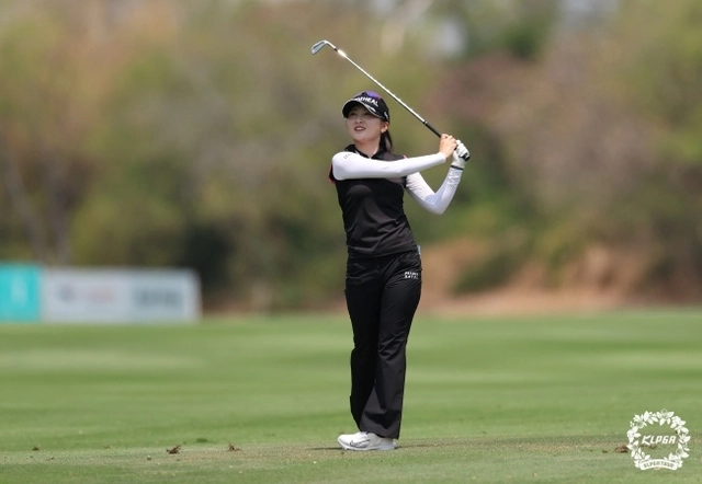 이예원이 14일(한국시간) 태국 촌부리의 아마타스프링CC에서 열린 2026 KLPGA투어 개막전인 리쥬란 챔피언십 3라운드 4번 홀에서 아이언 샷을 하고 있다. 사진=KLPGA/박준석 제공