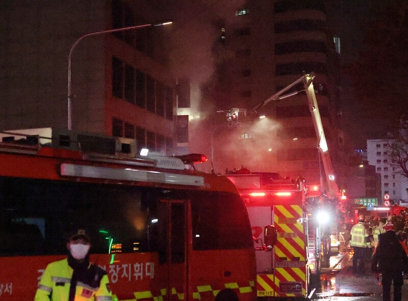 [속보]서울 소공동 건물서 화재…3명 중상, 7명 경상