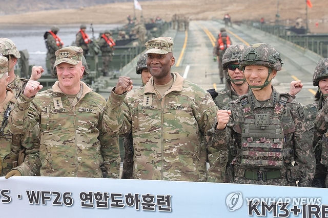 14일 경기도 연천군 임진강에서 실시된 한미연합 도하훈련에서 제이비어 브런슨(앞줄 가운데) 한미연합사령관이 기념촬영하고 있다. 오른쪽은 김성민 한미연합부사령관, 왼쪽은 조셉 힐버트 미8군사령관. 한미연합훈련 ‘자유의 방패’(프리덤실드·FS) 연습 일환으로 실시된 이번 훈련에는 미2사단/한미연합사단과 한국군 수도기계화보병사단 및 7공병여단이 참가했다. 연합뉴스