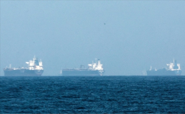 이란의 호르무즈해협 봉쇄로 유조선이 3일(현지시간) 아랍에미리트(UAE) 푸자이라 해안 인근에 정박해 있다. 로이터 연합뉴스
