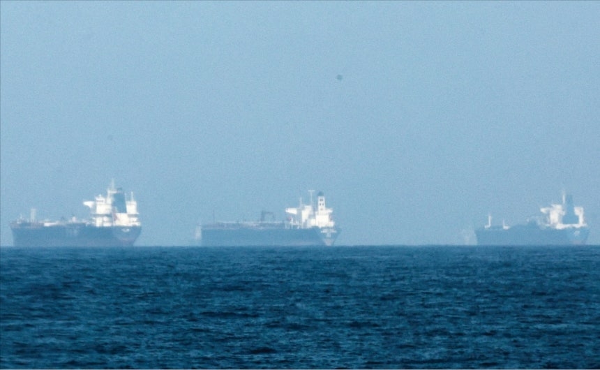 목숨 건 스피드런…그리스 유조선 등 10척, 봉쇄된 호르무즈 통과