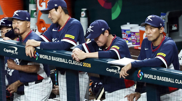 14일 오전(힌국시간) 미국 플로리다주 마이애미 론디포파크에서 열린 월드베이스볼클래식(WBC) 대한민국과 도미니카공화국의 준준결승전 경기. 5회말 류지현 한국 감독이 아쉬워하며 잠시 고개를 숙이고 있다. 연합뉴스