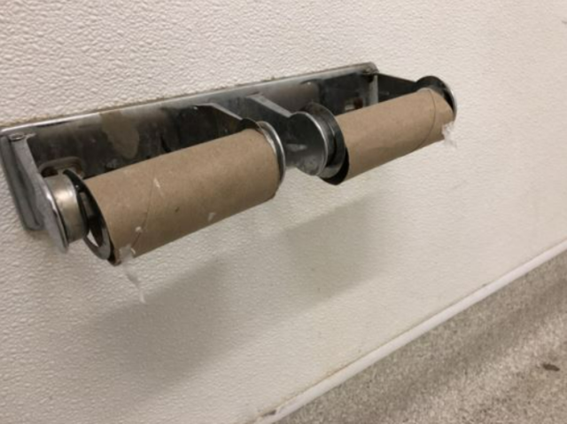 화장실에서 화장지가 동난 모습. 게티이미지뱅크