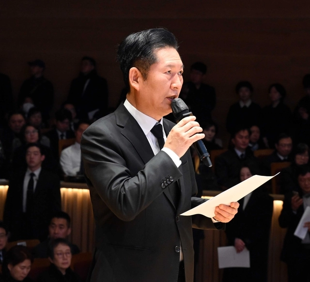 정청래 더불어민주당 대표가 14일 서울 동작구 원불교 소태산기념관에 열린 고 이해찬 전 국무총리 49재에서 추도사를 하고 있다. 청와대사진기자단