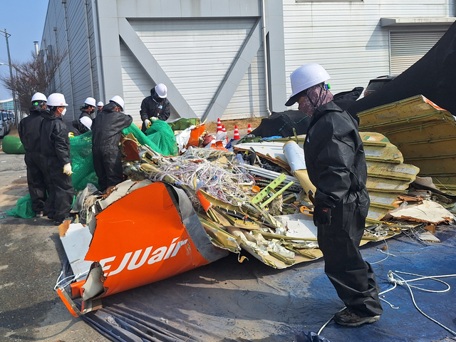 12일 국토교통부와 항공철도사고조사위원회, 전남과학청 과학수사대 관계자들이 무안국제공항 공항소방대 뒤편에 보관된 여객기 잔해를 조사하고 있다. 12·29 무안공항 제주항공 여객기 참사 유가족협의회 제공.