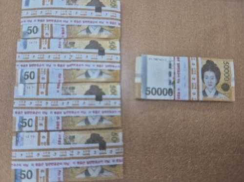 쓰레기봉투에서 발견된 2500만 원. 인천 중부경찰서 제공