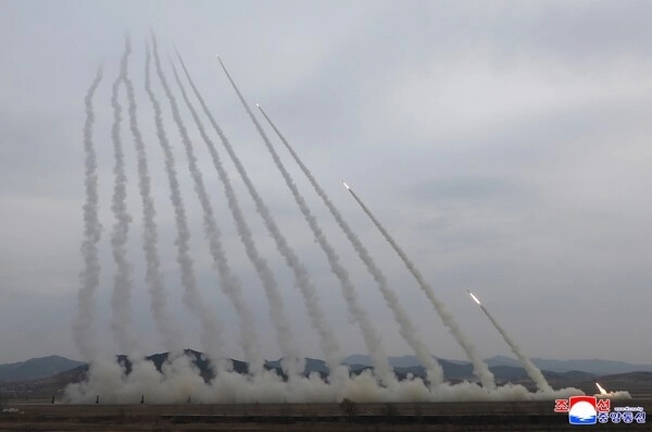 북한 조선중앙통신은 김정은 북한 국무위원장이 참관한 가운데 14일 600mm 초정밀다연장방사포 타격훈련을 진행했다고 15일 보도했다. 조선중앙통신 캡처/연합뉴스