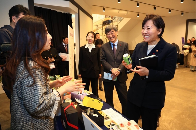 송미령 농림축산식품부 장관이 지난해 12월 서울 중구에서 열린 ‘농촌창업 네트워크 간담회 및 투자 쇼케이스’에 참석해 창업 회사 제품에 관해 이야기 나누고 있다. 농림축산식품부 제공