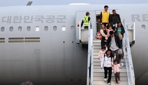 “남편은 직장때문에 귀국 못했는데, 전쟁 빨리 끝났으면”…안규백 “‘사막의 빛’ 작전 완벽 수행”