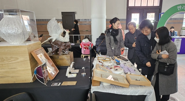 2026 정부조달 문화상품 특별전 ‘한국본색(韓國本色)’에 나온 작품들을 관람객들이 꼼꼼히 살펴보고 있다.