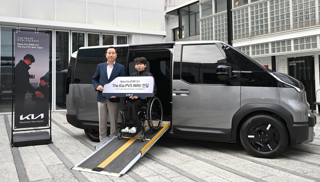 정원정(왼쪽) 기아 국내사업본부장 부사장이 기아 언플러그드 그라운드에서 진행된 ‘PV5 WAV’ 전달식에서 권재혁 선수와 기념 촬영을 하고 있다. 기아 제공