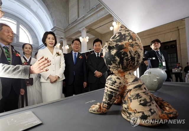 김혜경 여사가 13일 서울 중구 문화역서울284에서 열린 2026 정부조달 문화상품 특별전 ‘한국본색(韓國本色)’을 관계자들과 함께 살펴보며 미소짓고 있다. 연합뉴스