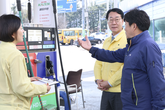 정명근(가운데) 경기 화성시장이 지난 13일 화성시내 한 주유소에서 방문자에게 애로 사항을 청취하고 있다. 화성시청 제공