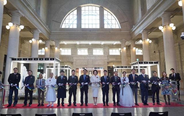 13일 문화역서울284에서 열린 2026 정부조달 문화상품 특별전에 참석한 내빈들이 개막 테이프를 자르고 있다. 왼쪽부터 남지웅 트리니티픽쳐스 대표, 금기형 3대 유네스코아태무형유산센터 사무총장, 신탁근 온양박물관 상임고문, 장사익 가수, 김종규 한국박물관협회 명예회장, 김진표 전 국회의장, 김교흥 국회문화체육관광위원장, 김혜경 여사, 강성민 조달청 차장, 고성배 정부조달문화상품협회장, 김가연 배우, 박창식 한국국제문화교류진흥원장, 이광수 국제조형예술협회(IAA) 회장, 이시훈 루마인터내셔널 대표, 정지선 선갤러리 대표. 정부조달문화상품협회 제공