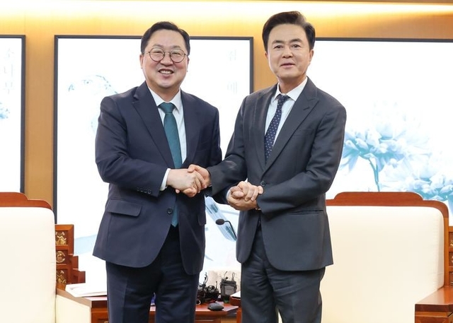 이장우(왼쪽) 대전시장과 김태흠 충남지사. 뉴시스
