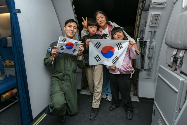 15일 외교부와 국방부에 따르면 공군 다목적 공중급유 수송기 KC-330 ‘시그너스’ 1대가 지난 14일(현지시간) 오후 사우디아라비아 리야드에서 한국인 204명과 외국 국적 가족 5명, 일본 국민 2명 등 총 211명을 태우고 이륙했다. 국방부, 외교부.