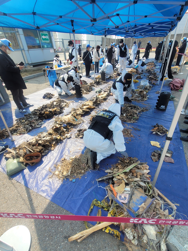 지난 12일 국토교통부와 항공철도사고조사위원회, 전남과학청 과학수사대 관계자들이 무안국제공항 공항소방대 뒤편에 보관된 여객기 잔해를 조사하고 있다. 12·29 무안공항 제주항공 여객기 참사 유가족협의회 제공 및 연합뉴스