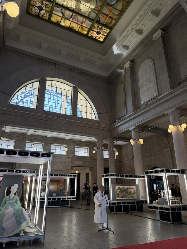 소리꾼 장사익 씨가 ‘문화역 서울284’에서 ‘한국본색(韓國本色)’전을 축하하는 노래를 부르고 있다.