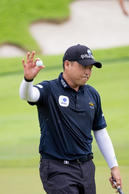 캐나다교포 리처드 리가 15일(한국시간) 싱가포르 센토사 골프클럽에서 열린 LIV 골프 싱가포르 대회에서 연장 끝에 준우승한 뒤 아쉬운 표정으로 갤러리에 인사하고 있다. LIV 골프 제공