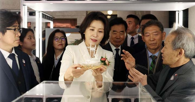 김혜경 여사가 13일 서울 중구 문화역서울284에서 열린 2026 정부조달 문화상품 특별전 ‘한국본색(韓國本色)’에서 거북선 모형 작품을 살펴보며 작가의 설명을 듣고 있다. 뉴시스
