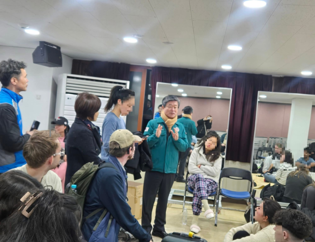 임시대피소에서 이재민에게 설명하고 있는 김길성 중구청장. 중구청 제공