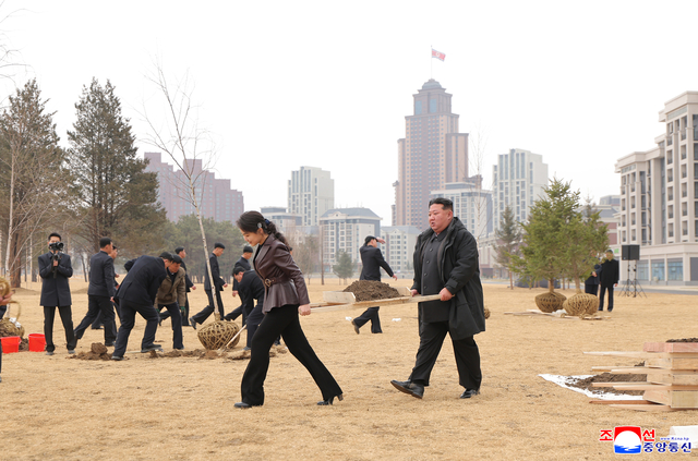 김정은 북한 국무위원장이 식수절(3월14일)을 맞아 14일 당정 간부들과 함께 나무를 심었다고 조선중앙통신이 15일 보도했다. 연합뉴스