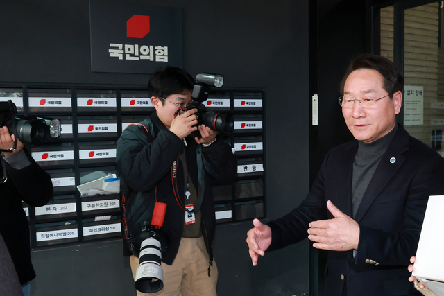 6·3 지방선거 국민의힘 인천시장 후보인 유정복 인천시장이 13일 서울 영등포구 여의도 중앙당사 로비에서 이정현 공천관리위원장의 사퇴, 오세훈 서울시장의 공천 미신청 등 당내 혼란 상황에 관해 입장을 밝힌 뒤 떠나고 있다. 연합뉴스