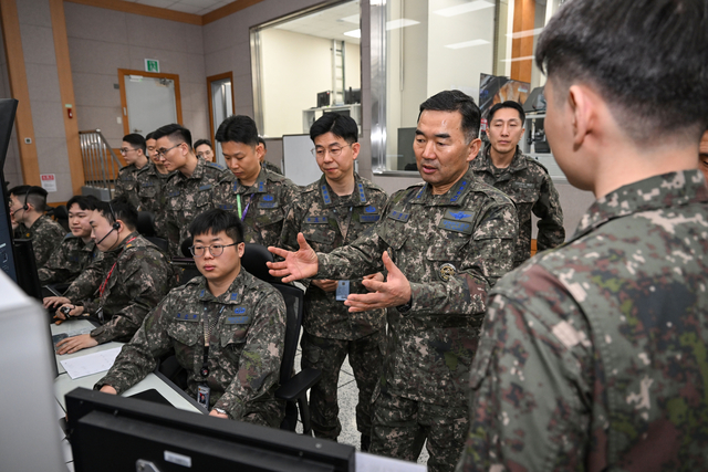16일 공군 제2중앙방공통제소(2MCRC)를 방문한 진영승 합참의장이 작전 지도를 하고 있다. 합참 제공