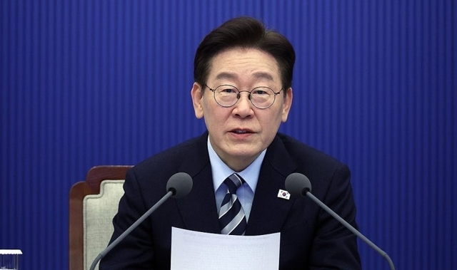 이재명 대통령이 12일 청와대에서 열린 수석보좌관회의에서 발언하고 있다. 연합뉴스