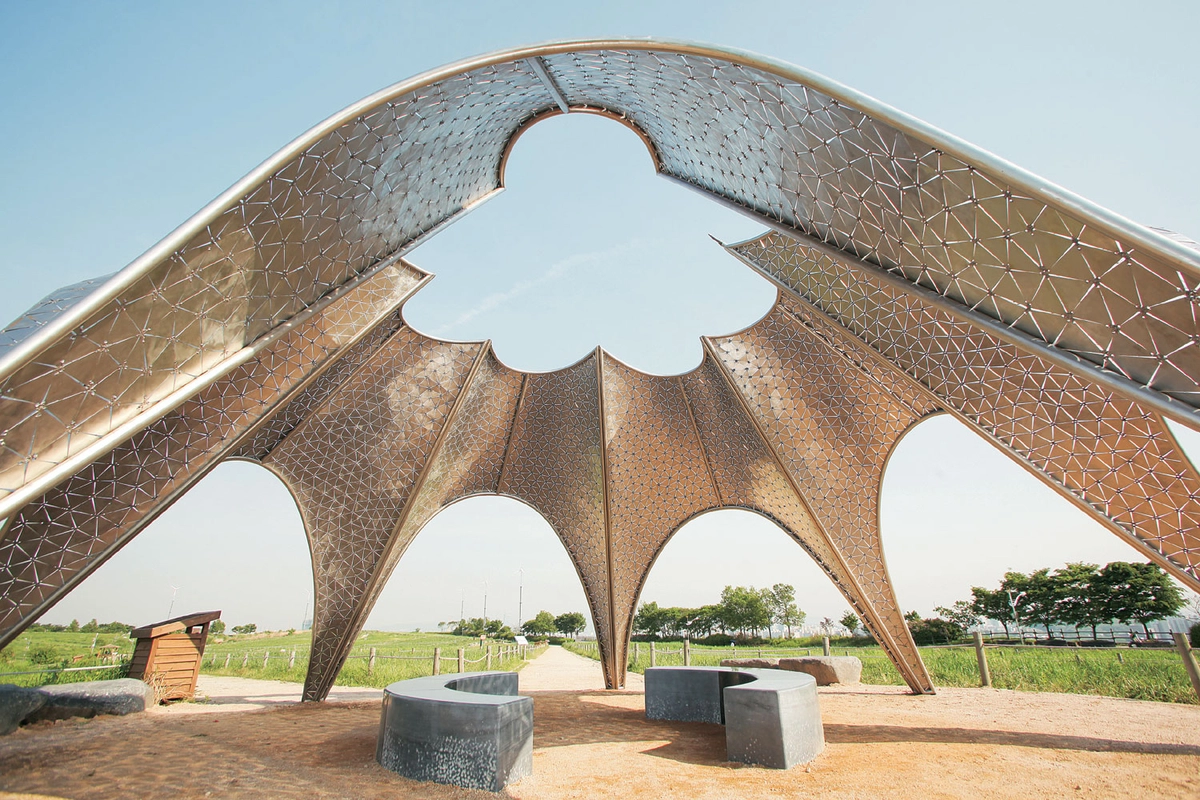 스테인리스강으로 제작한 2011년 작 ‘산-하늘문’.