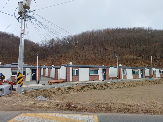 지난 12일 경북 안동시 일직면 원리에 지난해 3월 발생한 경북 산불 피해 이재민 임시주택이 줄지어 들어서 있다.