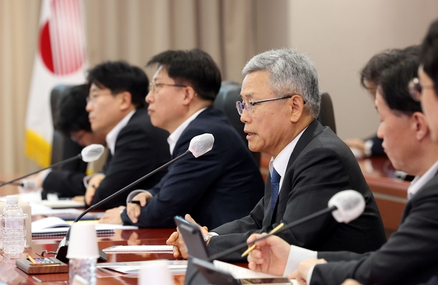 김동철(가운데) 한국전력공사 사장과 안중은(왼쪽 두 번째) 경영관리본부 부사장이 16일 전남 나주 본사에서 열린 ‘청렴혁신 추진단’ 킥오프 회의에 참석하고 있다. 한국전력공사 제공