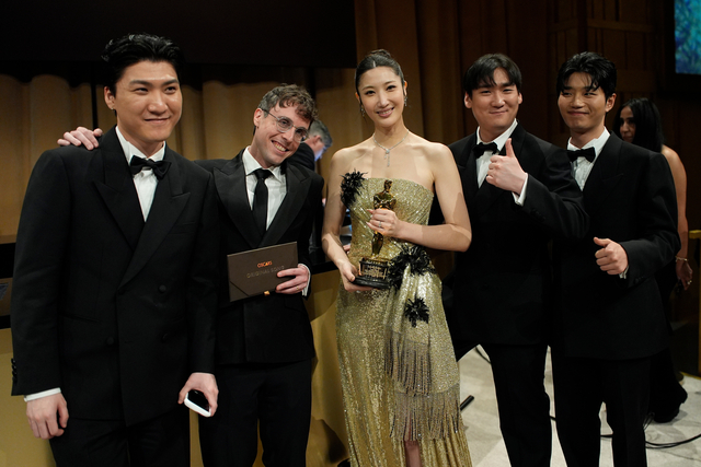 이재(가운데)를 비롯한 케이팝 데몬 헌터스 음악팀이 15일 미국 캘리포니아주 로스앤젤레스에서 열린 아카데미 시상식에서 음악상을 수상한 뒤 트로피를 들고 기념촬영을 하고 있다. AP 연합뉴스