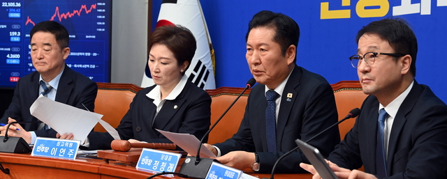 정청래(오른쪽 두 번째) 더불어민주당 대표가 16일 오전 국회에서 열린 최고위원회의에서 발언하고 있다. 곽성호 기자