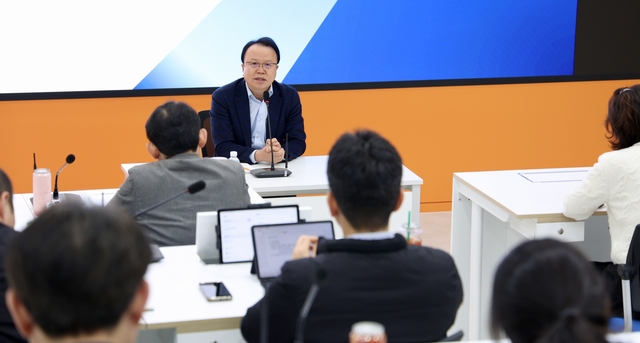 김문호 한전KDN 상임감사가 16일 광주전남공동혁신도시의 한전KDN 본사 교육관에서 열린 ‘감사원 정책 방향 기반 내부감사 추진 전략 수립·공유 워크숍’에서 인사말을 하고 있다. 한전KDN 제공