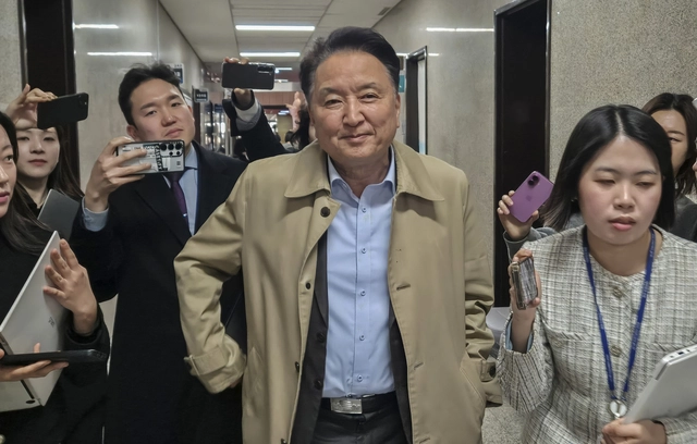 국민의힘 지방선거 공천관리위원회가 현역 충북도 지사를 컷오프(공천배제) 한 16일 당사자인 김영환 충북지사가 국회에서 양향자 최고위원을 만나기 위해 이동하고 있다. 연합뉴스