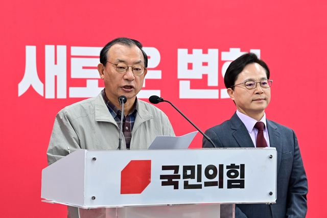 이정현(왼쪽) 국민의힘 공천관리위원장이 16일 오전 서울 영등포구 여의동 당사에서 김영환 충북지사 공천 배제를 발표하고 있다.
문호남 기자