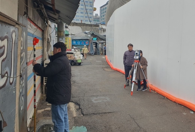 세운5구역 노후건물 측정점 설치 모습. 서울 중구청 제공