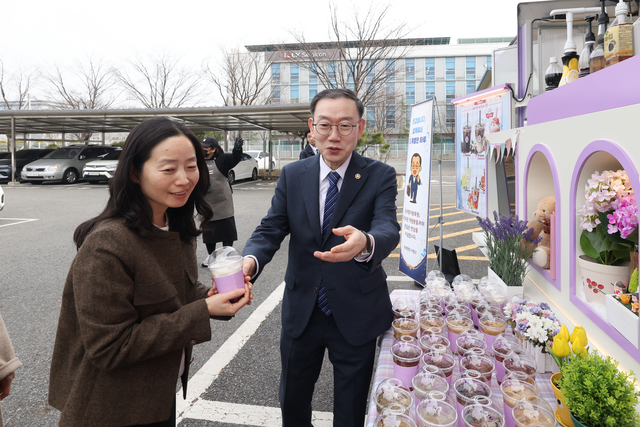 이명구(오른쪽) 관세청장이 16일 대전 유성구에 위치한 관세평가분류원과 대전세관을 방문해 직원들에게 커피를 대접하며 격려하고 있다. 관세청 제공