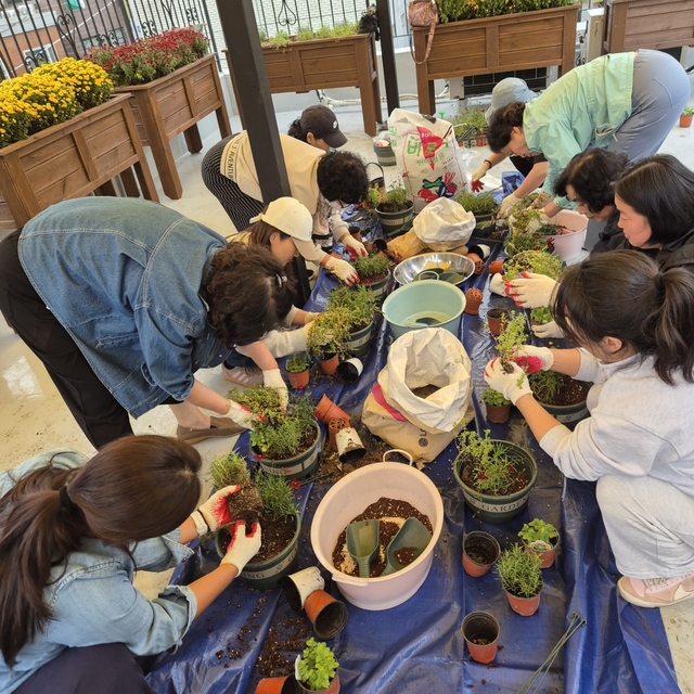 구로정원지원센터 정원 체험 프로그램 모습. 구로구청 제공