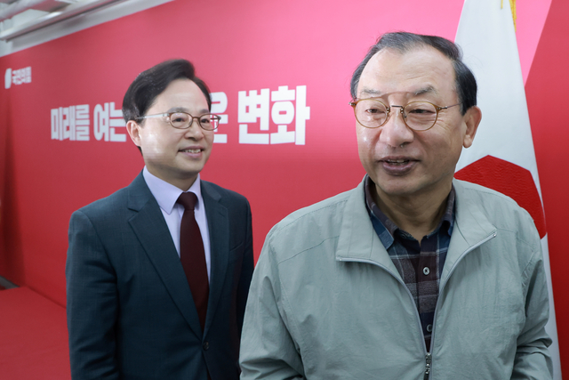 이정현 국민의힘 공천관리위원장이 16일 서울 영등포구 여의도 중앙당사에서 충북도지사 후보 공천 심사 결과를 발표한 뒤 이동하고 있다. 이 위원장은 이날 김영환 충북도지사를 컷오프(공천배제)하는 동시에 추가 공천 접수를 진행한다고 밝혔다. 왼쪽은 윤용근 공관위원. 연합뉴스