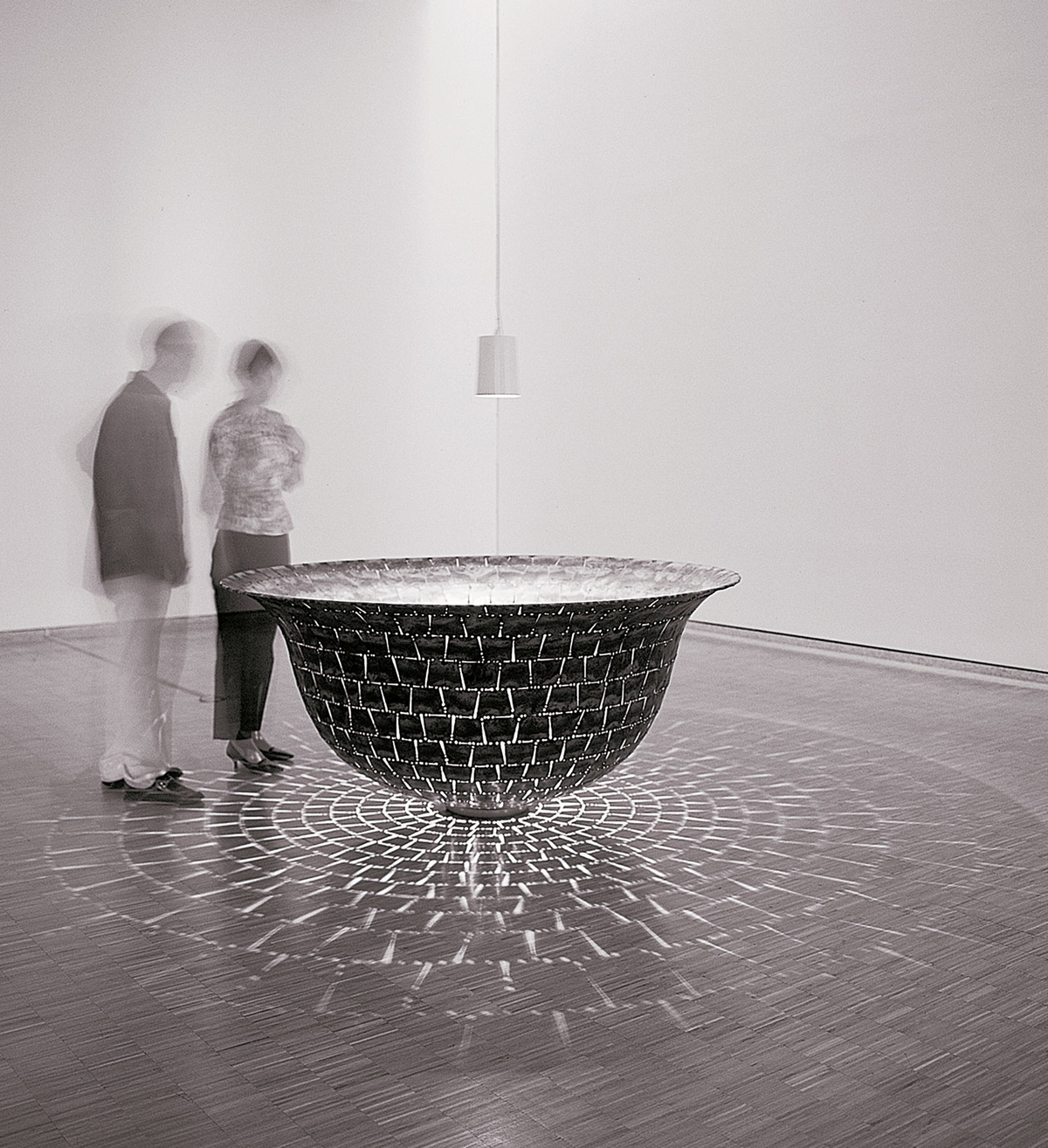 작은 틈으로 빛이 새어 나오게 연출한 박충흠 작가의 대표작 ‘무제’. 구리를 주재료로 사용한 2001년 작으로, 빛과 그림자의 형태가 자연과 공존할 수 있음을 표현했다. 작가 제공