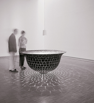 금속은 빛이 되고, 빛은 공간이 되고… 경계 허문 ‘공존의 조각’[세계로 가는 K-조각의 미래]