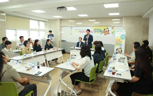 박준희 서울 관악구청장이 지난해 남강중학교에서 개최된 학교로 찾아가는 관악청에서 인사말을 하고 있다. 관악구청 제공