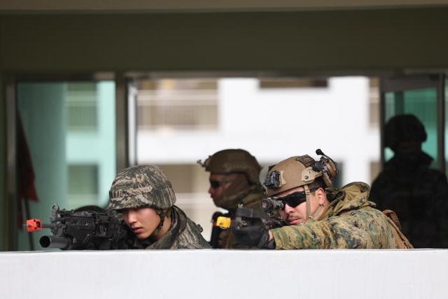 지난 11일부터 오는 20일까지 미 해병대 3사단 연안전투팀(LCT) 중대급 부대와 KMEP의 하나로 연합 보병훈련을 하고 있다. 도시지역전투 훈련에 참가한 양국 장병들이 총기를 겨누며 건물 내부로 진입하는 모습. 국방일보 제공