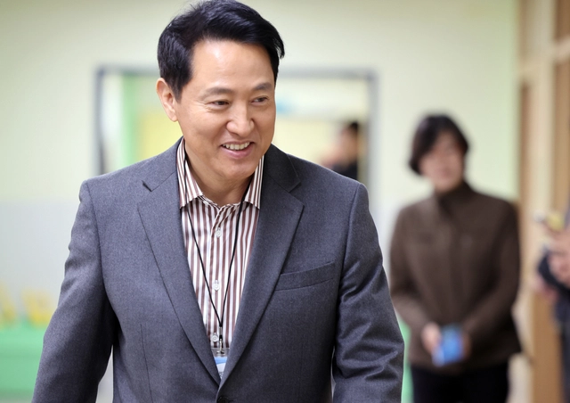 오세훈 서울시장이 13일 서울 용산구 금양초등학교를 방문해 초등안심벨 안전교육 모습을 지켜보기 위해 교실로 향하고 있다. 연합뉴스